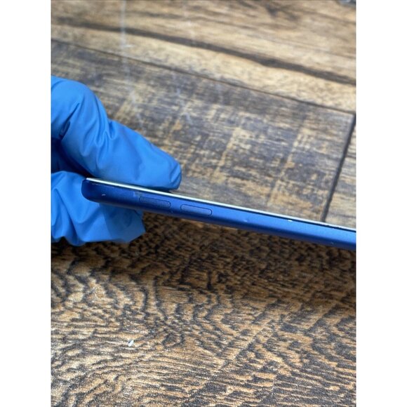 Apple iPod Touch 6th Generation Blue 32 GB Model:A1574 W/  Cable & Adapter - Picture 7 of 7